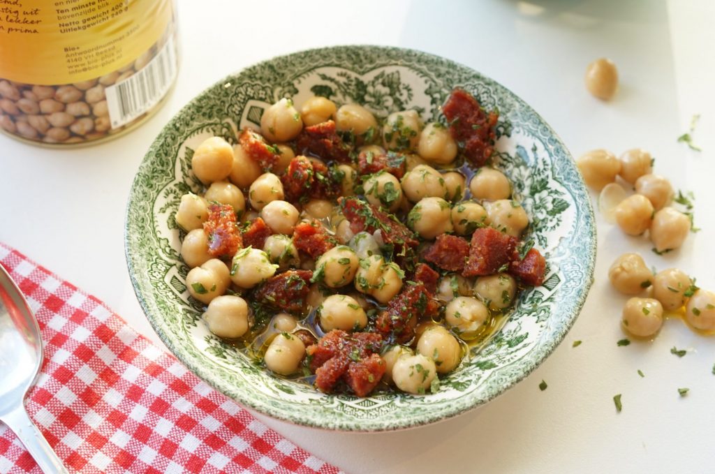 Kikkererwtensalade met chorizo en olijfolie