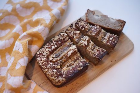 Hoe maak je een gezondere ontbijtcake? Lees hier het recept met banaan, kokos en havermeel