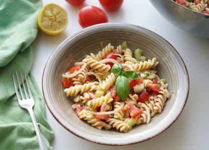 Recept voor pastasalade met tomaten, ingelegde uien en basilicum