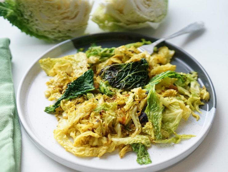 Hoe maak ik savooiekool met kerrie