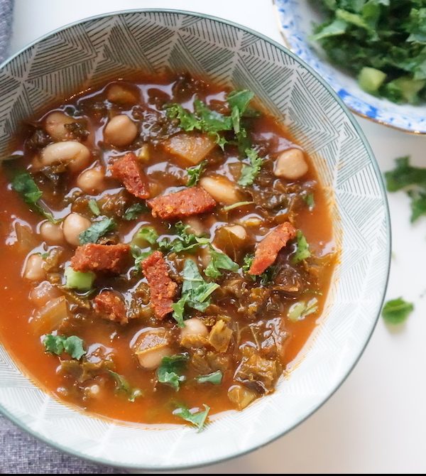 Recept voor chorizo-tomatensoep met boerenkool en bonen