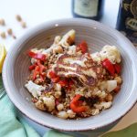 Recept voor doordeweekse salade met geroosterde bloemkool, paprika en kaas