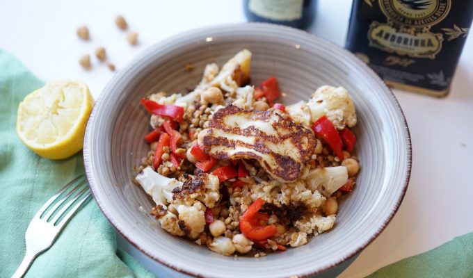 Recept voor doordeweekse salade met geroosterde bloemkool, paprika en kaas