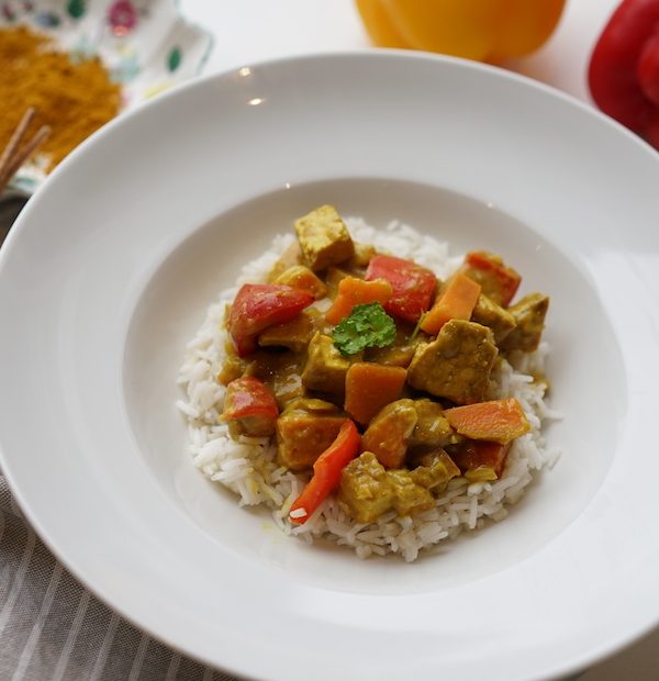 Recept voor gember-kerrie curry met zoete aardappel, paprika en tofu